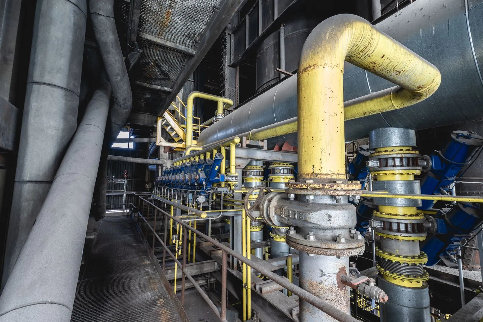 Industrial pipework and manifold inside a product terminal
